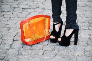 Czarne buty na platformie DEEZEE, transparentna torebka pomarańczowa