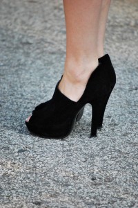 Czarne szpilki na platformie - Must Have Fashion Blog o modzie