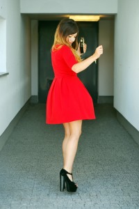 czerwona sukienka falbany