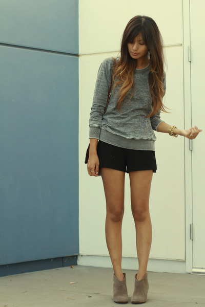 black-zara-shorts-charcoal-gray-zara-sweatshirt_400