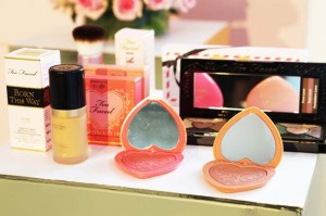 róż do policzków too faced