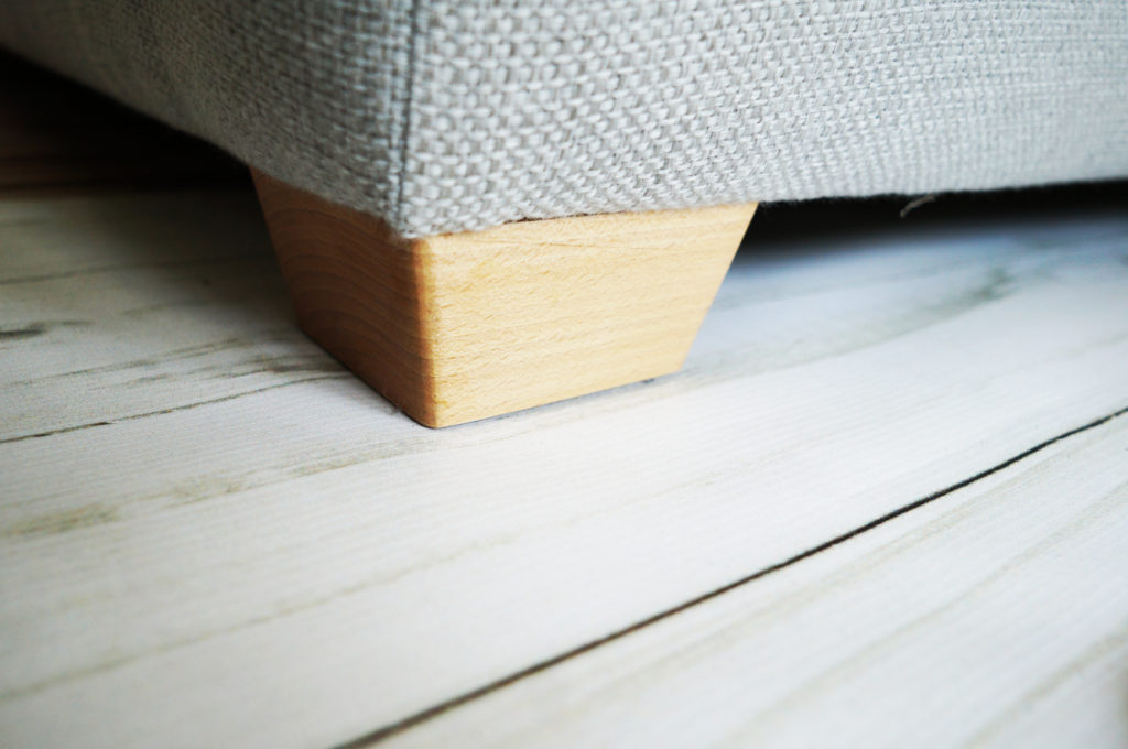 sofa na cokołach drewnianych