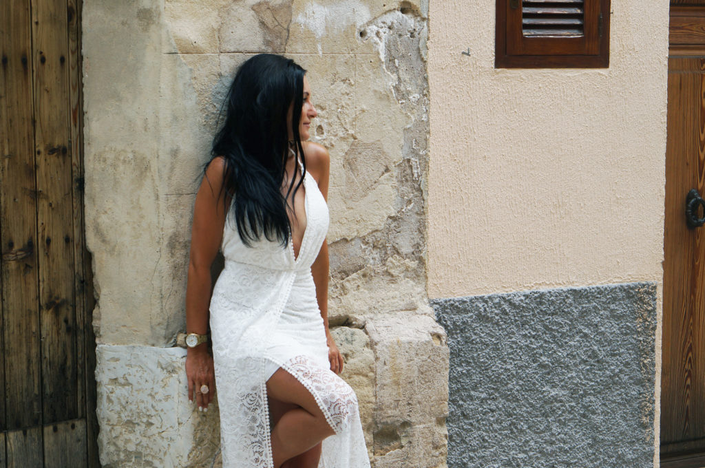 biała sukienka koronkowa