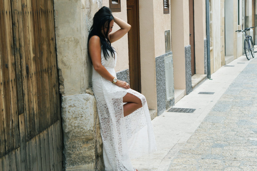 biała sukienka z koronki