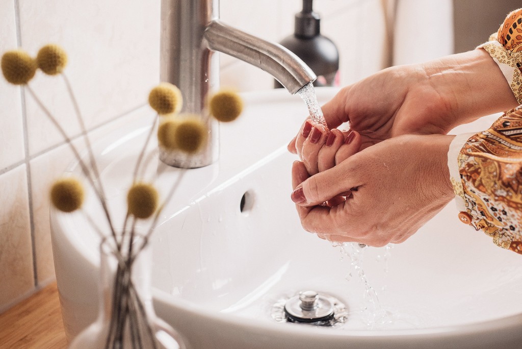 dezynfekcja rąk w łazience