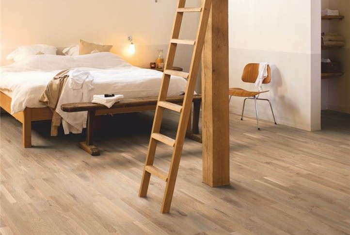 drewniana podłoga w sypialni