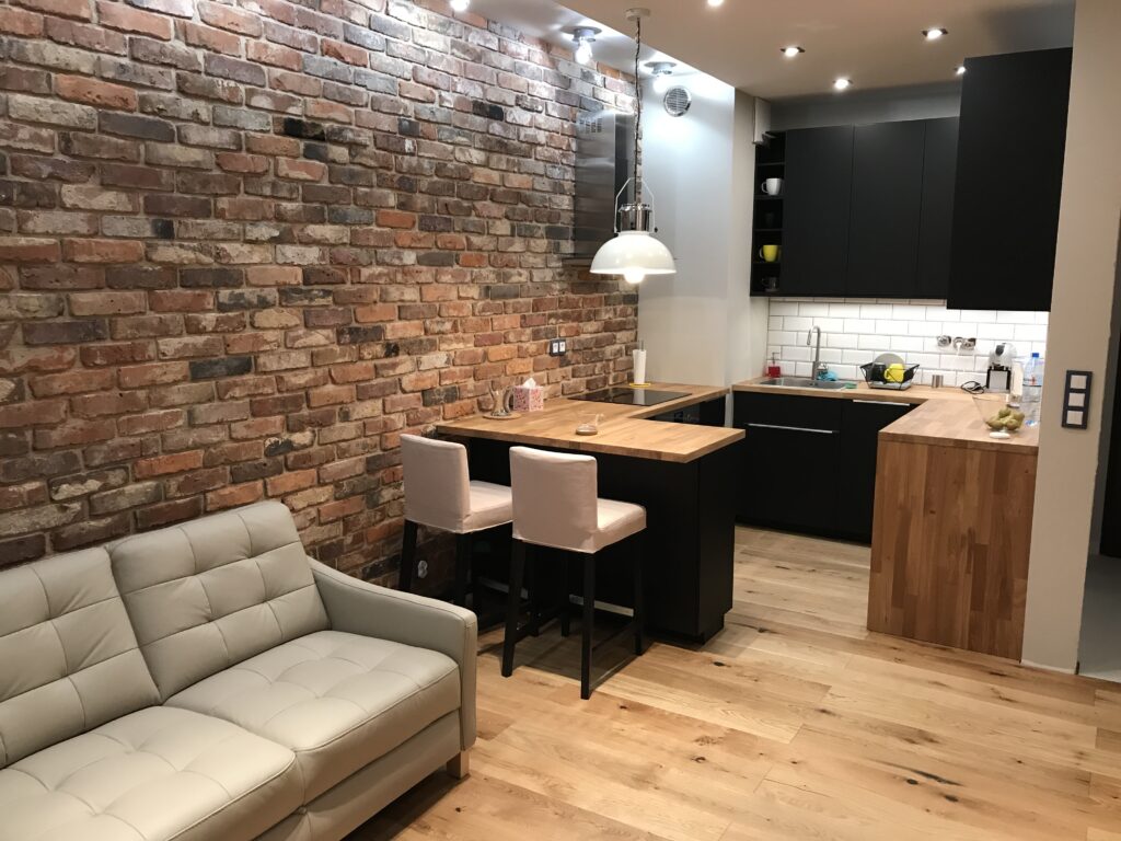 ściana w kuchni z cegły