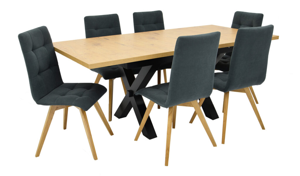 stol-z-krzeslami-czarnymi