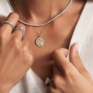 Z jakiego kruszcu wykonuje się pierścionki z diamentami?