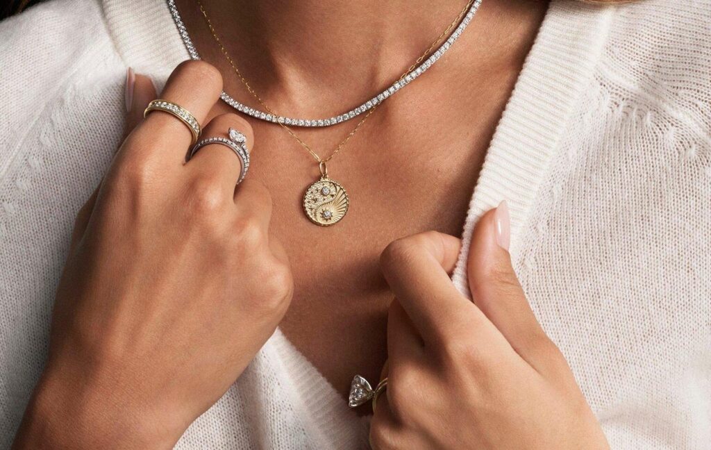 Z jakiego kruszcu wykonuje się pierścionki z diamentami?